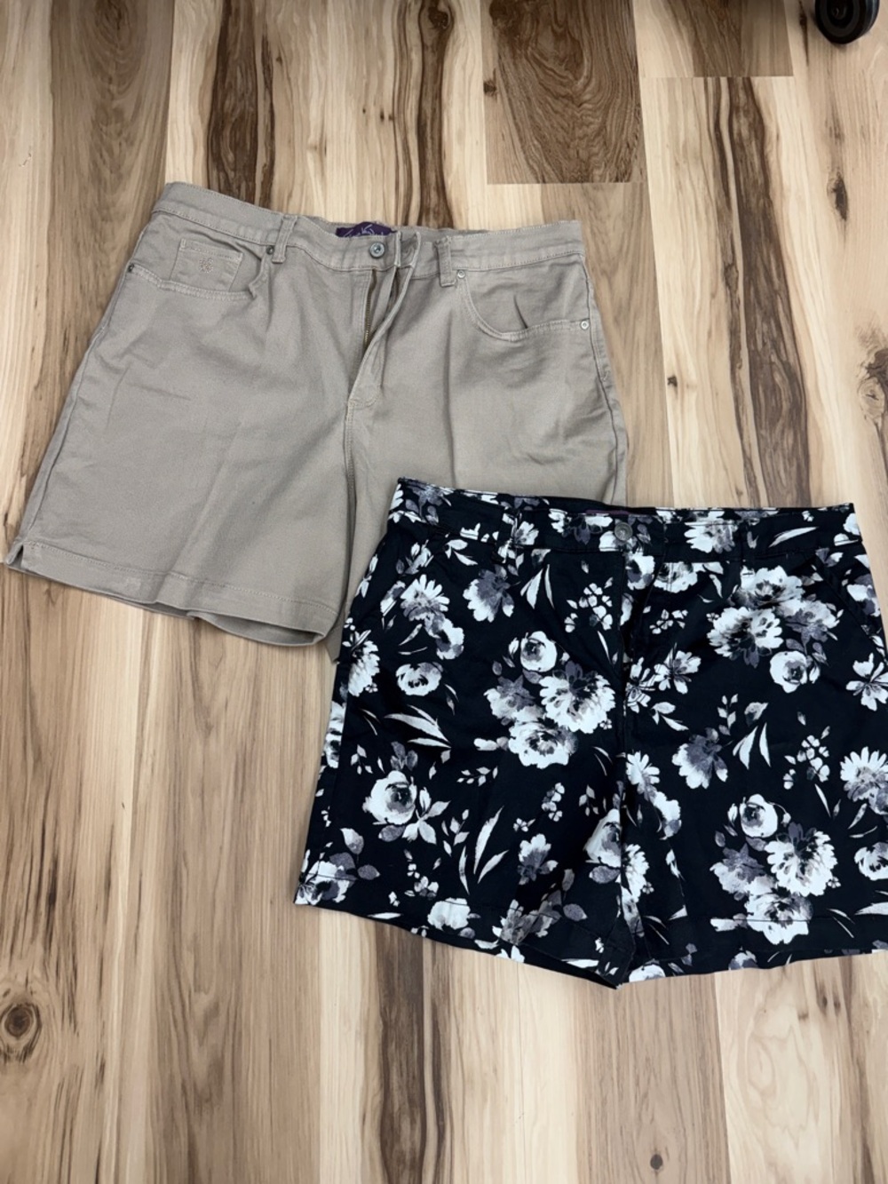 Gloria Vanderbilt Black Floral and Beige Bermuda Shorts Lot T21 - Picture 2 of 8